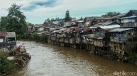 Deretan permukiman di bantaran Sungai Ciliwung, Jakarta, Jumat (11/12/2020). Padahal, normalisasi Sungai Ciliwung tergantung pada pembebasan lahan oleh Pemerintah Provinsi DKI Jakarta. (Rifkianto Nugroho/detikcom)