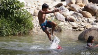 Hal itu karena lokasinya tidak jauh dari jalan raya nasional atau sekitar 250 meter dari persimpangan Sungai Bening dan Aruk.  