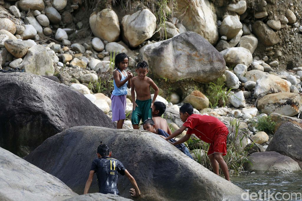 Obyek wisata di kawasan perbatasan, Aruk, Indonesia-Sarawak, Malaysia memiliki potensi dan peluang yang besar dalam menarik minat kunjungan wisatawan lokal maupun mancanegara khususnya dari negara Sarawak, Malaysia.