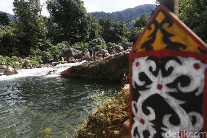 Obyek wisata di kawasan perbatasan, Aruk, Indonesia-Sarawak, Malaysia memiliki potensi dan peluang yang besar dalam menarik minat kunjungan wisatawan lokal maupun mancanegara khususnya dari negara Sarawak, Malaysia.