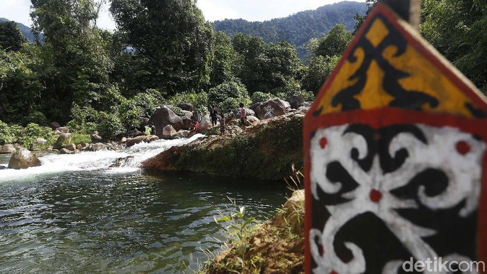 Obyek wisata di kawasan perbatasan, Aruk, Indonesia-Sarawak, Malaysia memiliki potensi dan peluang yang besar dalam menarik minat kunjungan wisatawan lokal maupun mancanegara khususnya dari negara Sarawak, Malaysia.