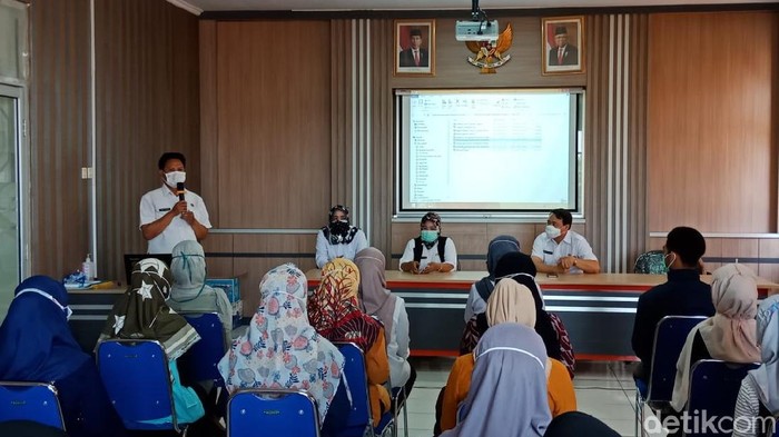Puluhan nakes di Kuningan mengikuti pelatihan penyuntikan vaksin covid-19