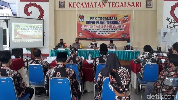 Rekapitulasi surat suara Pilkada Banyuwangi mulai digelar di tingkat kecamatan. Namun tidak semua Panitia Pemilihan Kecamatan (PPK) mulai rekap hari ini.