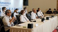 Ketua Koordinasi Tim Percepatan Restrukturisasi Jiwasraya Hexana Tri Sasongko (tengah) bersama anggota Fabiola N Sondakh (kedua kiri), Farid A. Nasution (kiri), Robertus Bilitea (kedua kanan), Angger P Yuwono (paling kanan) saat mengumumkan Program Restrukturisasi Polis PT Asuransi Jiwasraya (Persero), Jumat 11 Desember 2020. Foto: dok. Jiwasraya
