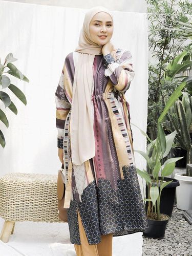 Desainer Ria Miranda memakai hijab pashmina