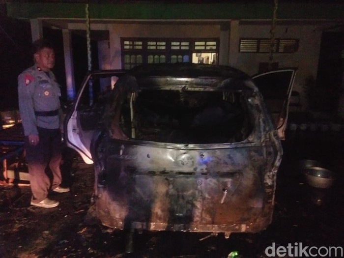 Rumah dan mobil pendukung bupati petahana Luwu Utara Indah Putri dibakar OTK (dok. Istimewa).