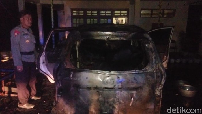 Rumah dan mobil pendukung bupati petahana Luwu Utara Indah Putri dibakar OTK (dok. Istimewa).