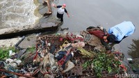 Selain plastik, petugas juga menemukan sampah kasur yang nyangkut di sungai.