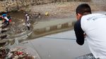 Tim Gober Angkut 3 Sampah Kasur di Sungai Cikapundung