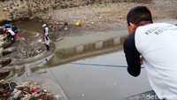Sejumlah petugas menarik kasur bekas ke daratan menggunakan tali tambang.