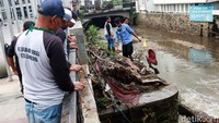 Aksi bersih-bersih ini dilakukan agar aliran air di Sungai Cikapundung lancar.