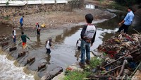 Kasur bekas itu sebelumnya nyangkut dan menghambat aliran air di Sungai Cikapundung.