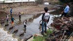 Tim Gober Angkut 3 Sampah Kasur di Sungai Cikapundung