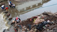 Ini dia penampakan kasur yang dibuang sembarangan ke Sungai Cikapundung.