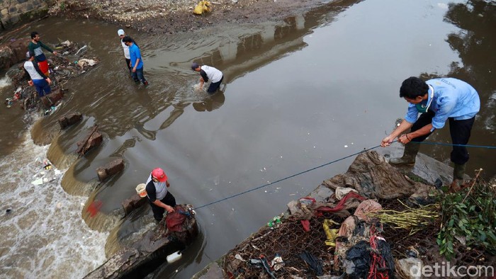 Petugas Gober Kelurahan Braga, Kecamatan Sumur Bandung, Kota Bandung dan Satgas Citarum Harum 22 membersihkan aliran Sungai Cikapundung, Jumat (11/12/2020). Dalam aksi bersih-bersih itu, petugas menemukan tiga kasur bekas yang dibuang sembarangan.
