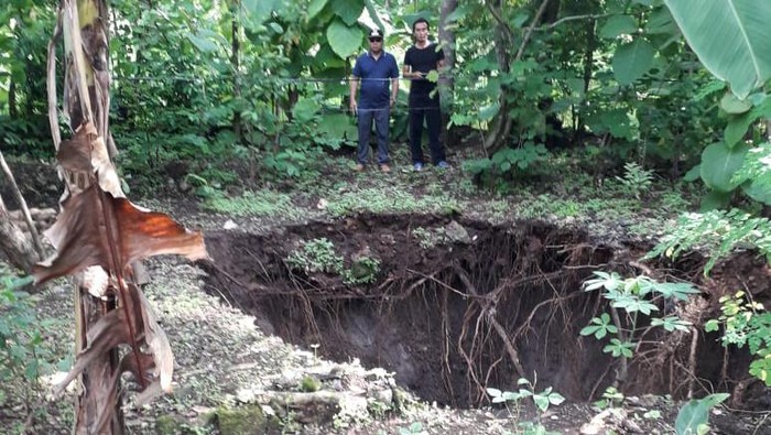 Sebuah sumur ambles hilang tertelan bumi di Padukuhan Jelok RT 05, Kalurahan Pacarejo, Kapanewon Semanu, Gunungkidul, Jumat (11/12/2020).