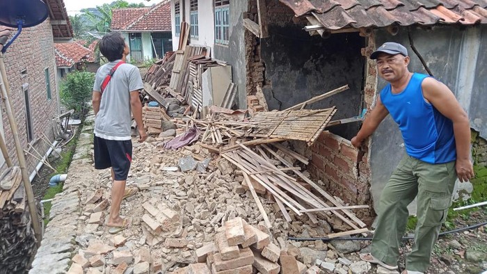 Sejumlah rumah di Kuningan rusak imbas dari guncangan gempa di Brebes, Jateng.