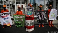 Aksi penolakan tersebut digelar di depan Gedung ESDM, Jakarta, Jumat  (11/12).