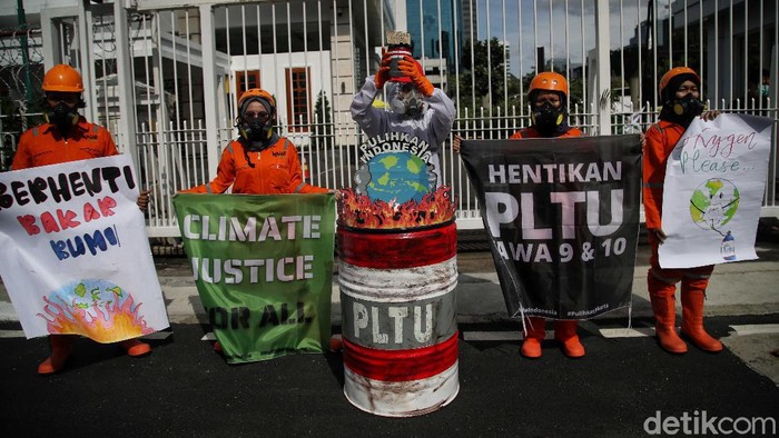 Sejumlah aktivis Wahana Lingkungan Hidup Indonesia (Walhi) menggelar aksi menolak pembangunan PLTU batu bara. Ini foto-fotonya.