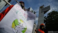 Sejumlah poster yang menggambarkan kerusakan lingkungan pada planet Bumi dipamerkan.