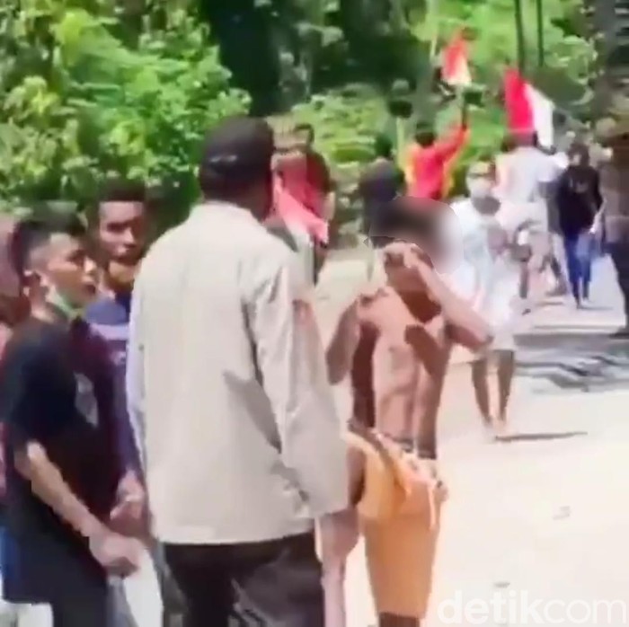 Seorang remaja di Kupang menendang polisi ala kickboxing. Dia akhirnya diamankan bersama sejumlah orang terkait demo yang mengganggu ketertiban umum (Screenshot video viral)