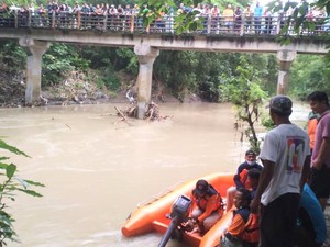 Kepleset Lalu Jatuh ke Sungai Kedung Bener, ABG di Kebumen Hilang