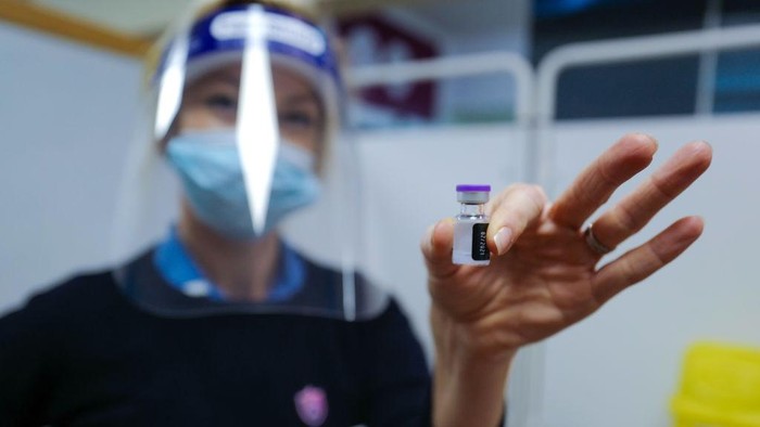 TRURO, ENGLAND - DECEMBER 09: Deborah Cartmel receives the Covid-19 vaccine as the Royal Cornwall Hospital begin their vaccination programme on December 9, 2020 in Truro, United Kingdom. More than 50 hospitals across England were designated as covid-19 vaccine hubs, the first stage of what will be a lengthy vaccination campaign. NHS staff, over-80s, and care home residents will be among the first to receive the Pfizer/BioNTech vaccine, which recently received emergency approval from the countrys health authorities. (Photo by Hugh Hastings/Getty Images)