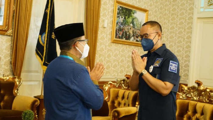Silaturahmi Eddy Soeparno bersama Bupati Cianjur Terpilih H.Herman Suherma Sekjen PAN yang juga Anggota DPR Dapil Cianjur Eddy Soeparno bertemu Bupati Cianjur terpilih versi Quick Count H. Herman Suherman di Pendopo Kabupaten Cianjur, Jumat (11/12/2020).