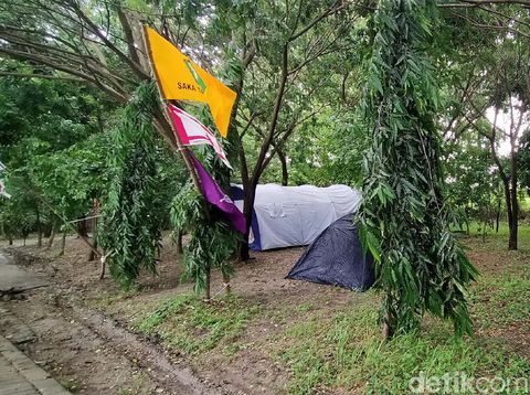 Wali Kota Surabaya Tri Rismaharini meresmikan Taman Hutan Raya (Tahura) Balas Klumprik. Taman ini berada di Kecamatan Wiyung, Surabaya.