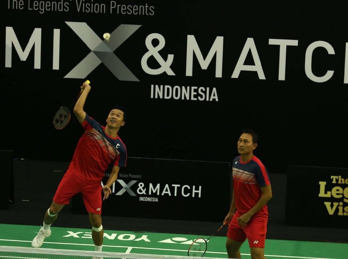 Taufik Hidayat meghibur dalam pertandingan eksebisi.