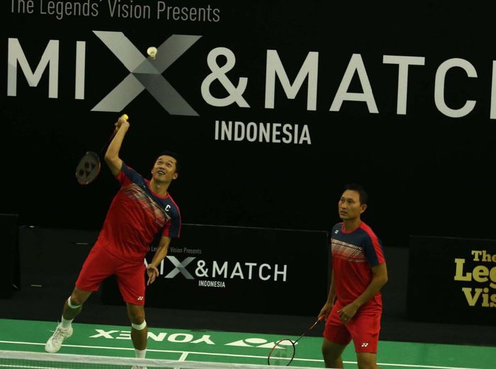 Taufik Hidayat Taufik Hidayat meghibur dalam pertandingan eksebisi.