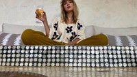 Tak hanya soal lagunya saja, akun Instagram Taylor Swift juga digunakan untuk memamerkan aktivitasnya. Seperti momen santainya sambil minum champagne. Foto: Instagram @taylorswift