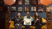 Bersama sahabatnya, Taylor Swift merayakan ulang tahunnya dengan seloyang kue dan dua buah balon besar. Foto: Instagram @taylorswift