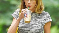Pelantun lagu Love Story ini juga suka ngopi lho. Ini salah satu momennya saat menikmati segelas es kopi. Foto: Instagram @taylorswift