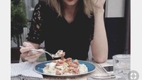 Sambil berpose keren, Taylor Swift terlihat menikmati pasta carbonara dengan topping daging asap. Terlihat nikmat ya foodies! Foto: Instagram @taylorswift