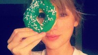 Taylor Swift juga suka banget makan donat lho. Bahkan ia sampai memamerkan satu buah donat dengan topping cokelat berwarna hijau ini. Foto: Instagram @taylorswift