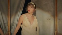 Di salah satu adegan tampak Taylor Swift berada di sebuah kotak kaca.  (Foto: dok. YouTube Taylor Swift)