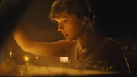 Video willow dimulai dari akhir video cardigan yang dirilisnya beberapa waktu lalu. Taylor Swift duduk lagi di depan piano tua dan lalu masuk ke dalam piano menuju dunia magis. (Foto: dok. Instagram @taylorswift) 