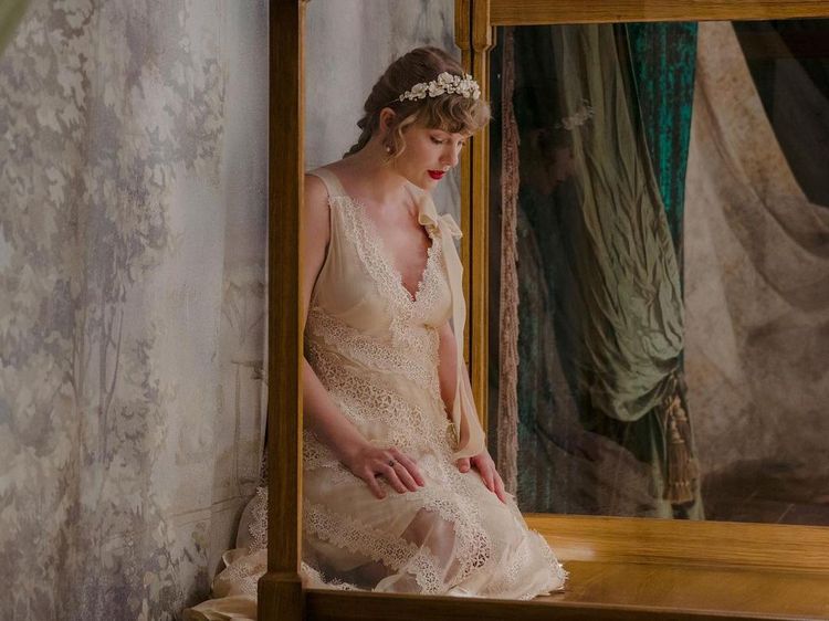 Taylor Swift Masuki Dunia Magis di Video willow