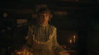 Dalam perjalanan tersebut dia menemui kenangan lama bersama seorang pria. Sebuah tali ajaib berkilau emas mengikuti jejak perjalanan Taylor Swift. (Foto: dok. YouTube Taylor Swift) 