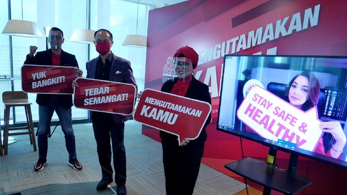 Tebar Semangat di Tengah Pandemi CEO Generali Indonesia Edy Tuhirman (tengah), Direktur dan Chief Legal & Compliance Generali Indonesia Arry B Wibowo (kiri) dan Chief Marketing Officer Generali Indonesia Vivin Arbianti Gautama, saat peluncuran sosial movement #GeneraliTebarSemangat, bersama Praktisi Kesehata dr Reisa Broto Asmoro (online) di Jakarta, Jumat (11/12/2020). #GeneraliTebarSemangat bertujuan menggerakkan masyarakat untuk dapat mengurangi dampak pandemi pada kesehatan mental dan di waktu yang sama mengumpulkan donasi bagi mereka yang terkena dampak pandemi.