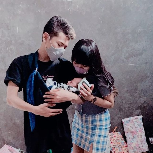 Kini Tegar dan Sarah telah dikaruniai seorang anak laki-laki yang diberi nama Abidzar. Walaupun masih bayi, anak laki-lakinya itu sudah sering mendapat hujatan dari netizen. Foto: Instagram/@tegar_official
