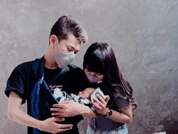 8 Potret Tegar Septian & Keluarga Kecilnya yang Sering Di-bully Netizen