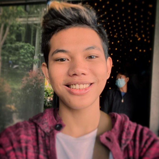 Nama Tegar Septian mulai dikenal masyarakat berkat lagunya yang memiliki lirik Aku yang dulu bukanlah yang sekarang. Sebelum terkenal, Tegar adalah seorang pengamen cilik. Foto: Instagram/@tegar_official