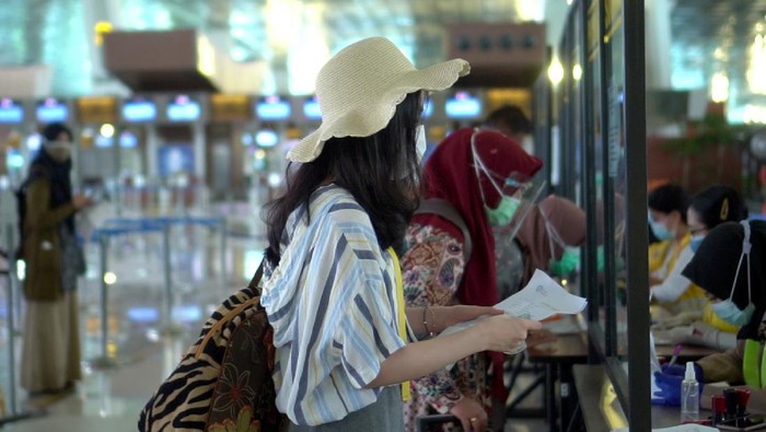 Test COVID-19 Kini Semakin Gampang Calon penumpang melengkapi persyaratan penerbangan tes Covid-19 menggunakan aplikasi SehatQ di Bandara Soekarno-Hatta Tangerang, Banten (11/12). Startup bidang health tech SehatQ menjadi mitra resmi PT Angkasa Pura II (Persero) guna mempermudah para penumpang dalam proses tes Covid-19 yang dipersyaratkan.