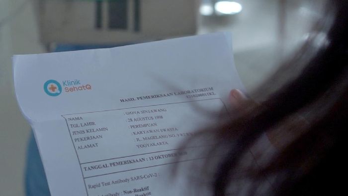 Test COVID-19 Kini Semakin Gampang Calon penumpang melengkapi persyaratan penerbangan tes Covid-19 menggunakan aplikasi SehatQ di Bandara Soekarno-Hatta Tangerang, Banten (11/12). Startup bidang health tech SehatQ menjadi mitra resmi PT Angkasa Pura II (Persero) guna mempermudah para penumpang dalam proses tes Covid-19 yang dipersyaratkan.