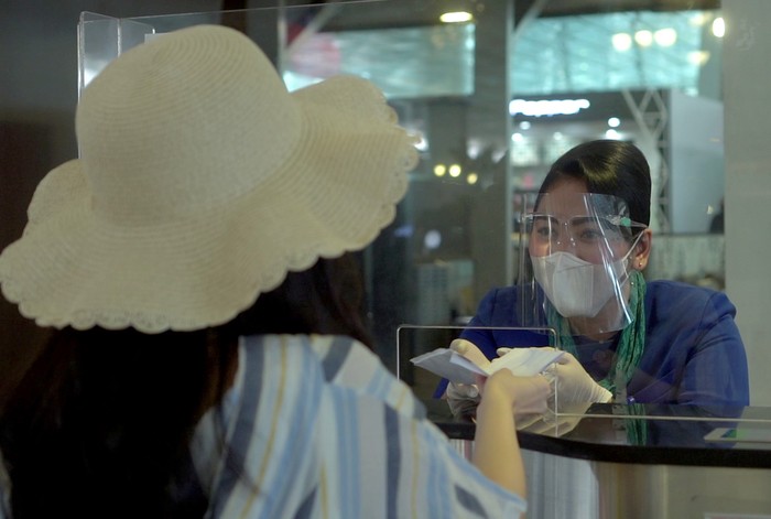 Calon penumpang melengkapi persyaratan penerbangan tes Covid-19 menggunakan aplikasi SehatQ di Bandara Soekarno-Hatta Tangerang, Banten (11/12). Startup bidang health tech SehatQ menjadi mitra resmi PT Angkasa Pura II (Persero) guna mempermudah para penumpang dalam proses tes Covid-19 yang dipersyaratkan.