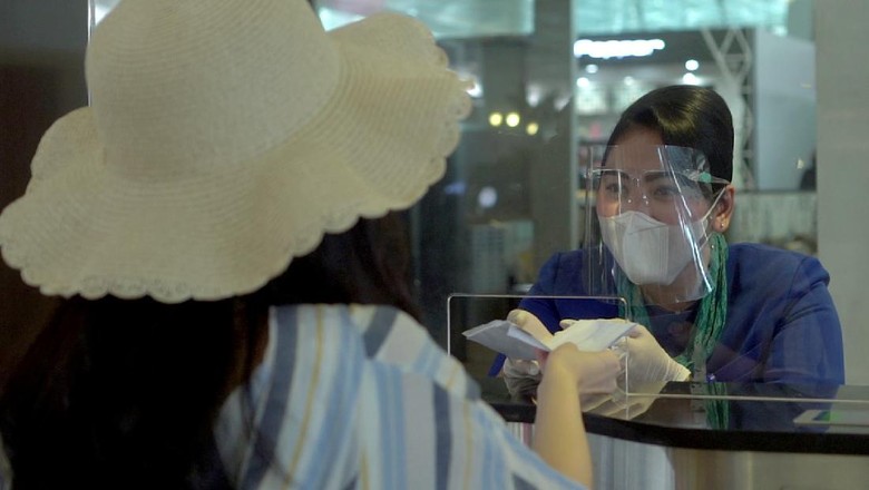 Calon penumpang melengkapi persyaratan penerbangan tes Covid-19 menggunakan aplikasi SehatQ di Bandara Soekarno-Hatta Tangerang, Banten (11/12). Startup bidang health tech SehatQ menjadi mitra resmi PT Angkasa Pura II (Persero) guna mempermudah para penumpang dalam proses tes Covid-19 yang dipersyaratkan.