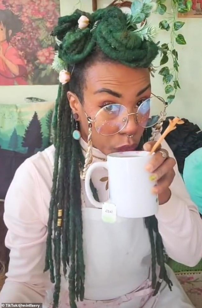 Wanita keturunan Afrika-Amerika lain yang juga dikira masih muda adalah Minta Faery. Ia cukup mengejutkan para pengikut ketika mengungkap usianya yakni 38 tahun. Foto: TikTok