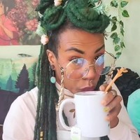 Wanita keturunan Afrika-Amerika lain yang juga dikira masih muda adalah Minta Faery. Ia cukup mengejutkan para pengikut ketika mengungkap usianya yakni 38 tahun. Foto: TikTok